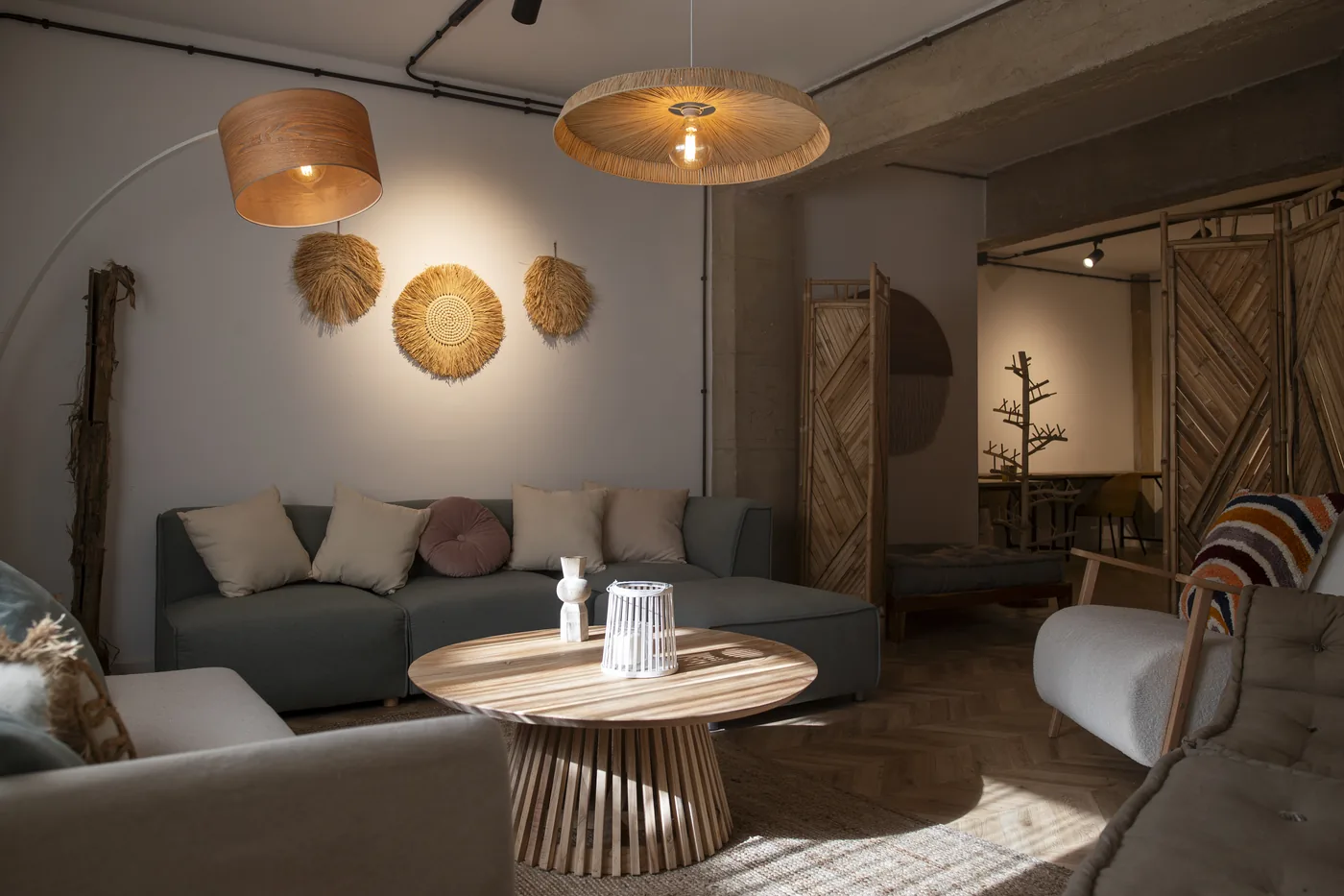Sala de estar del Centro de Día con sofás grises y mesa central de madera