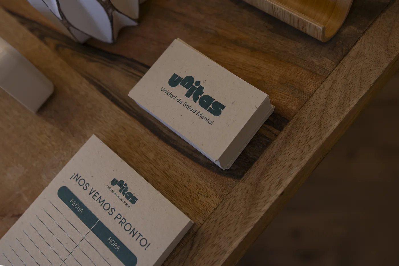 Tarjetas de Clínica Unitas sobre una mesa de madera
