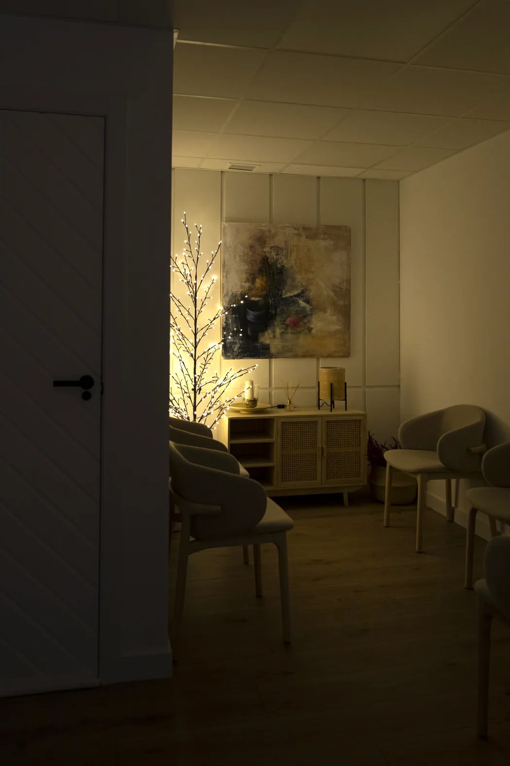 Sala de la clínica con butacas y luz cálida