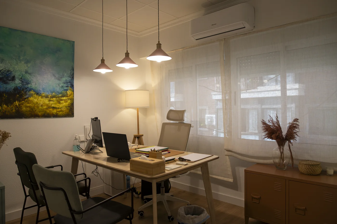 Despacho de consulta de Clínica Unitas con mesa de trabajo y ventana